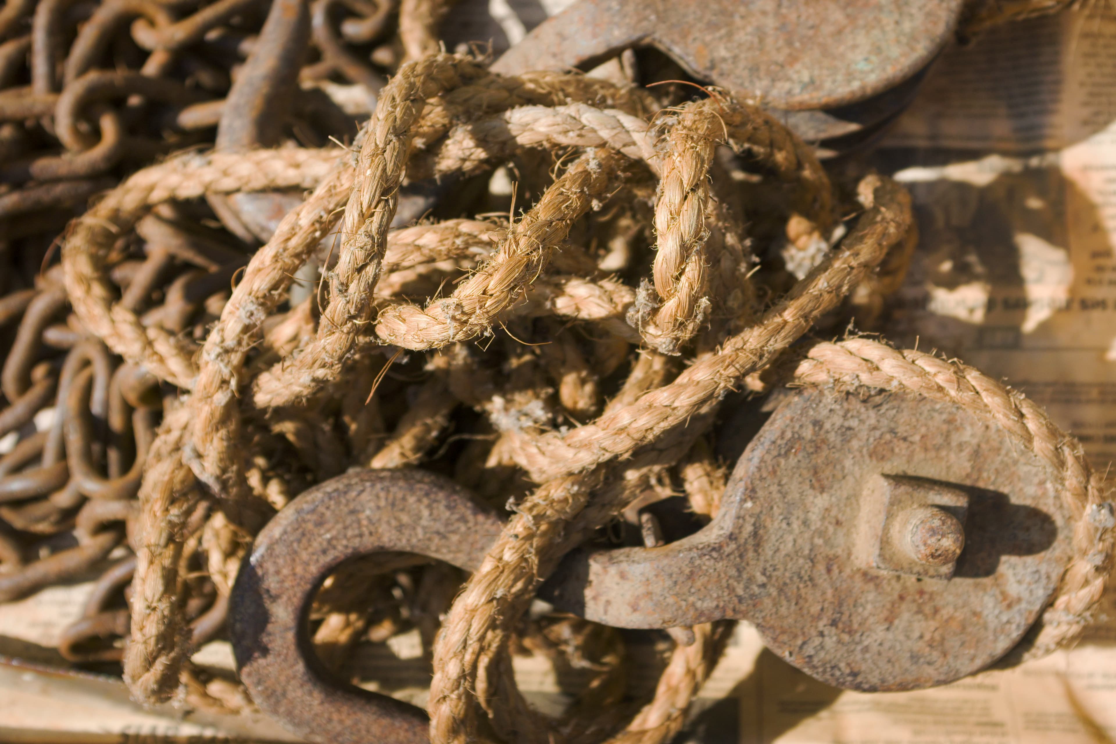 Ropes and chains used for secure towing work